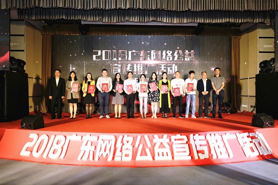 市妇联副主席李想艳林（左二）代表市妇联参加颁奖活动
